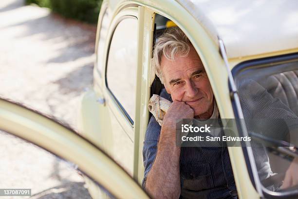 Retrato De Homem Senior Sorridente Com A Mão No Queixo - Fotografias de stock e mais imagens de 60-64 anos