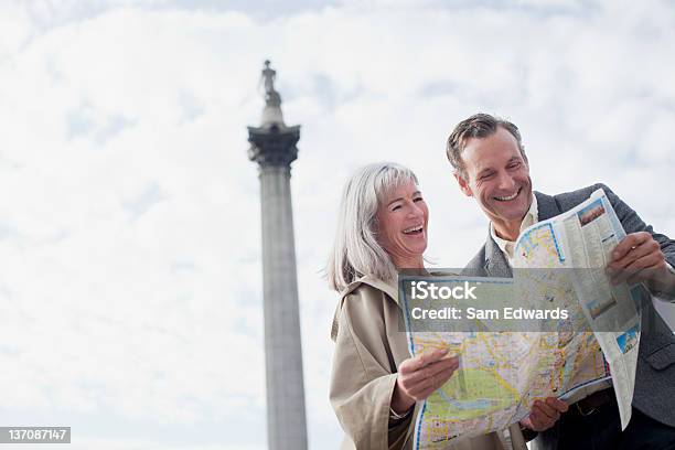 Casal Sorridente Olhar Para O Mapa Em Monument - Fotografias de stock e mais imagens de 55-59 anos - 55-59 anos, Adulto, Adulto maduro