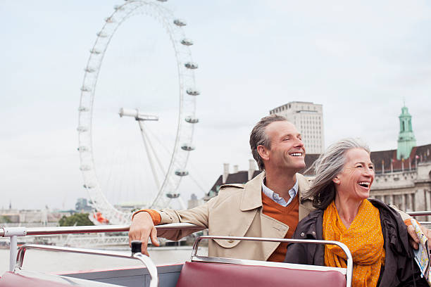 feliz pareja montando autobús de dos pisos en londres - couple mature adult europe travel fotografías e imágenes de stock