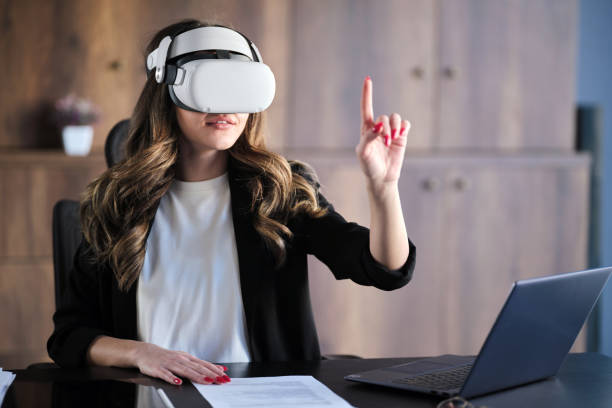 businesswoman wearing vr headset running a business meeting at home - realidade virtual imagens e fotografias de stock