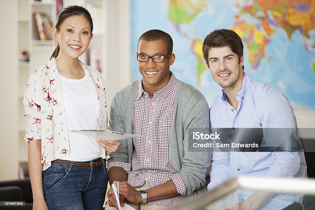Retrato de la sonriente personas de negocios en la oficina - Foto de stock de Tres personas libre de derechos