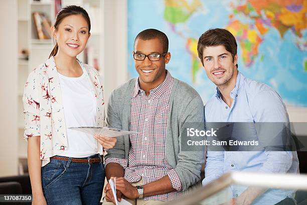 Retrato De La Sonriente Personas De Negocios En La Oficina Foto de stock y más banco de imágenes de Tres personas