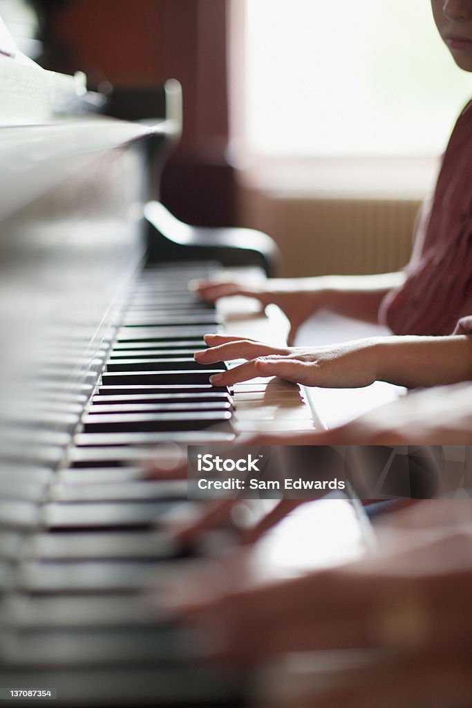 Close up das mãos no piano - Royalty-free Piano Foto de stock