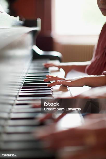 Close Up Das Mãos No Piano - Fotografias de stock e mais imagens de Piano - Piano, Criança, Família com Um Filho