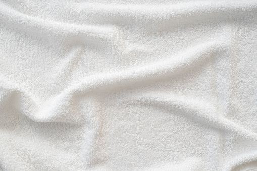 Textura de la toalla de felpa, vista superior de una toalla de baño blanca photo