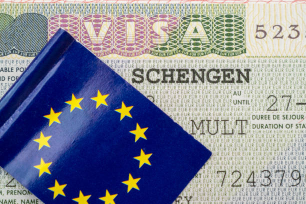 primer plano del visado schengen con bandera de la ue - europe european union currency euro symbol european union flag fotografías e imágenes de stock