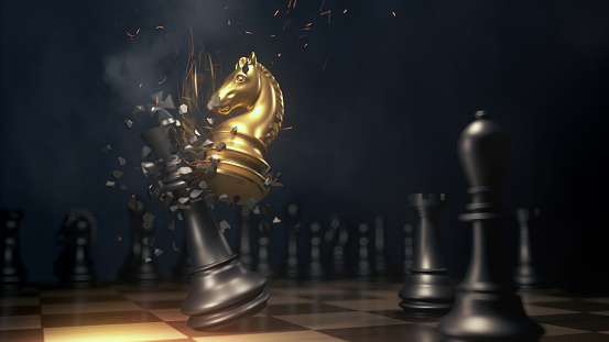 Piezas de ajedrez. Jaque mate. Ganador del rey de oro rodeado de piezas de ajedrez de plata en la competencia de juegos de mesa de ajedrez.concepto de estrategia, liderazgo y éxito empresarial. Ambiente tenso. photo