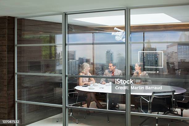 Foto de Empresários Em Reunião Em Sala De Conferência e mais fotos de stock de Escritório - Escritório, Cidade, Exterior