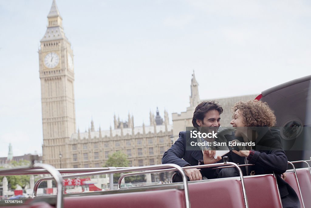 Pareja con cámara digital riding autobús de dos pisos - Foto de stock de Londres - Inglaterra libre de derechos