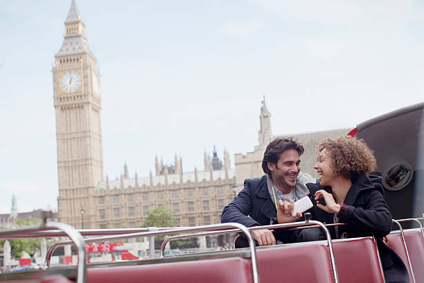casal com câmara digital de equitação autocarro de dois andares - big ben london england uk double decker bus imagens e fotografias de stock