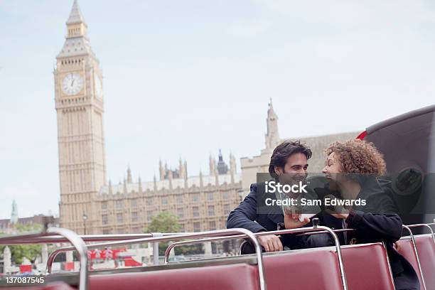 Пара С Цифровой Фотоаппарат Освобождая Двухэтажном Автобусе — стоковые фотографии и другие картинки Лондон - Англия