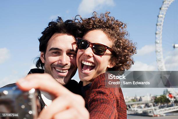 Glückliches Paar Selfie Selbstportrait Mit Digitalkamera Nahe Ferri Stockfoto und mehr Bilder von London Eye-Riesenrad