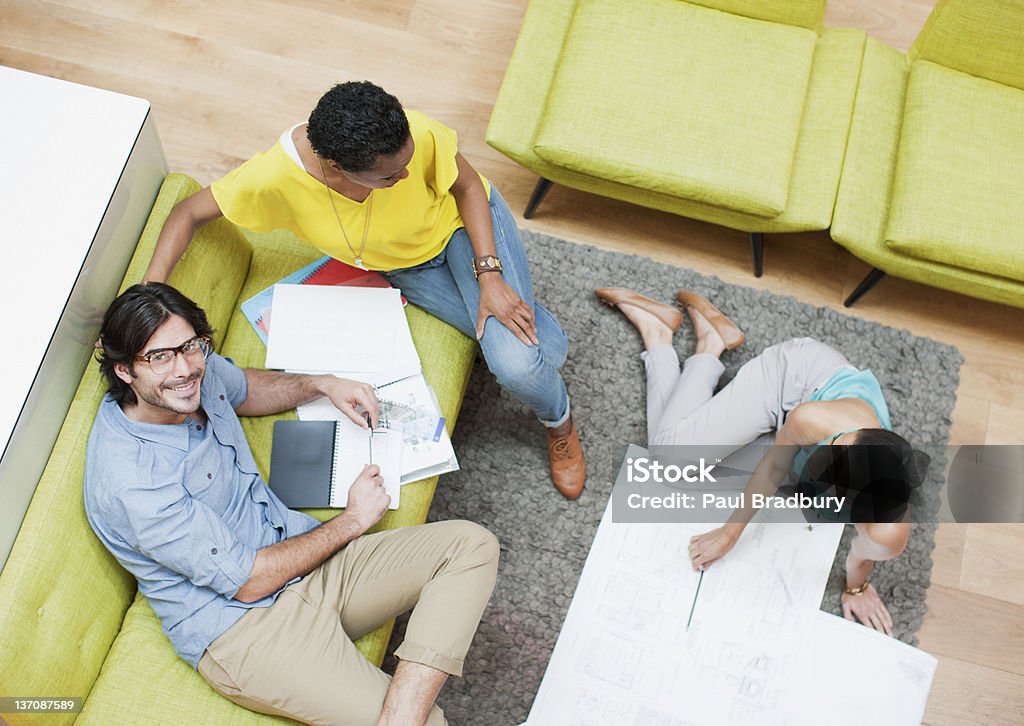 Gente de negocios en el sofá en la sala de reuniones - Foto de stock de Cooperación libre de derechos