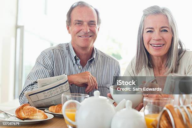 Porträt Eines Lächelnden Altes Paar Am Tisch Essen Frühstück Stockfoto und mehr Bilder von Löffel