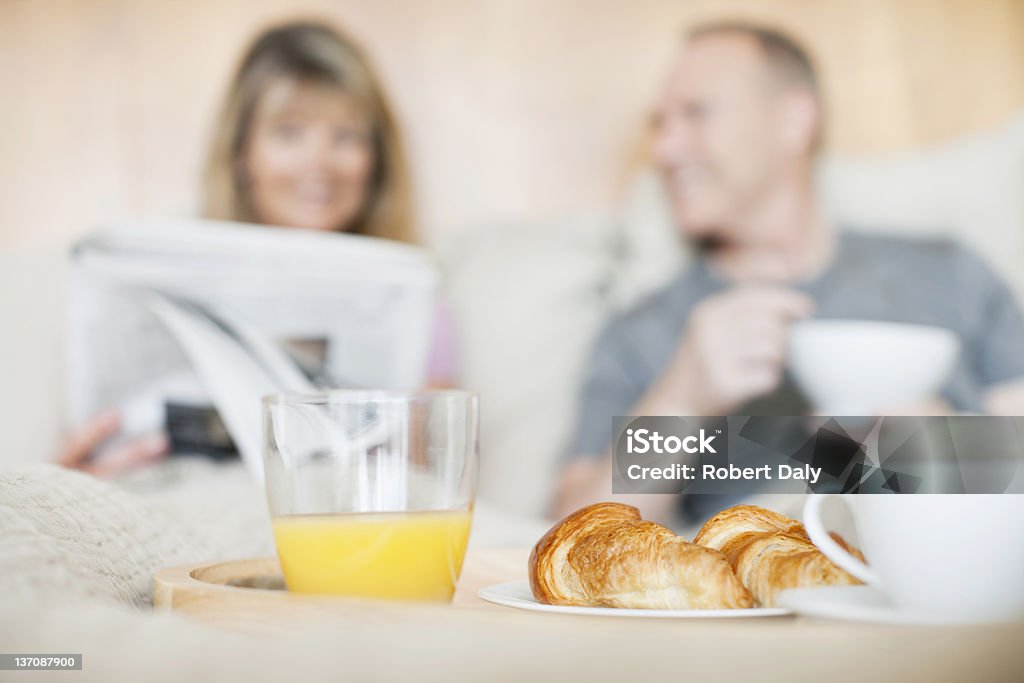 Close up do pequeno-almoço no tabuleiro com Casal Idoso em - Royalty-free Jornal Foto de stock