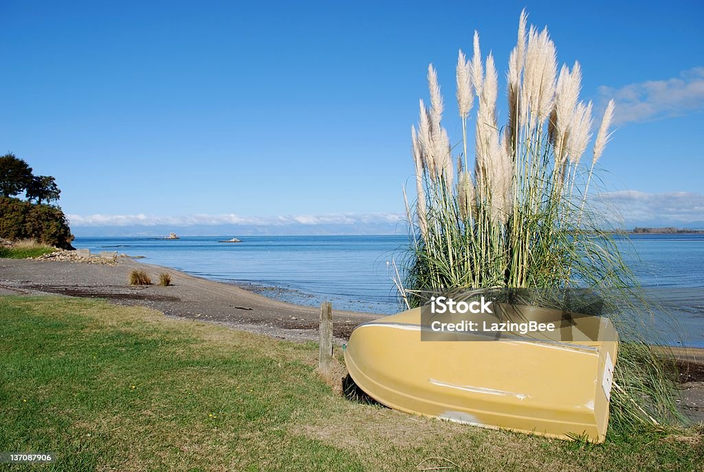 Verlassenen Boot gegen ToeToe Gras, Tapu Bay - Lizenzfrei Blau Stock-Foto