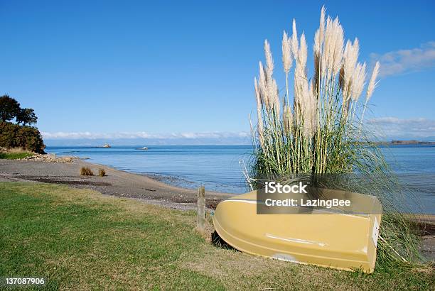 Verlassenen Boot Gegen Toetoe Gras Tapu Bay Stockfoto und mehr Bilder von Blau - Blau, Blickwinkel der Aufnahme, Bucht