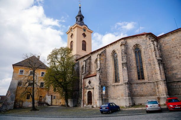 mittelalterliche gotische kirche st. ignatius von loyola mit barockem turm an sonnigen tagen, historisches zentrum, gotische bogenfenster, böhmisches paradies oder cesky raj, jicin, tschechische republik - st ignatius church stock-fotos und bilder