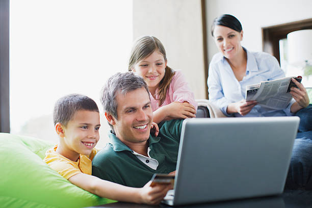 ご家族ご一緒のノートパソコンを使う - child looking blank offspring ストックフォトと画像