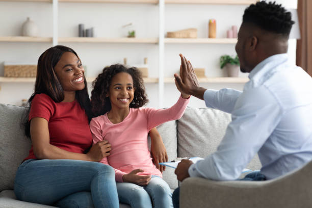 black mother and daughter at the appointment with a psychologist - child therapy imagens e fotografias de stock