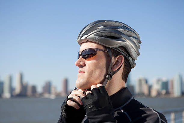 남자 조정 자전거 헬멧을 스트랩 - safety strap 뉴스 사진 이미지