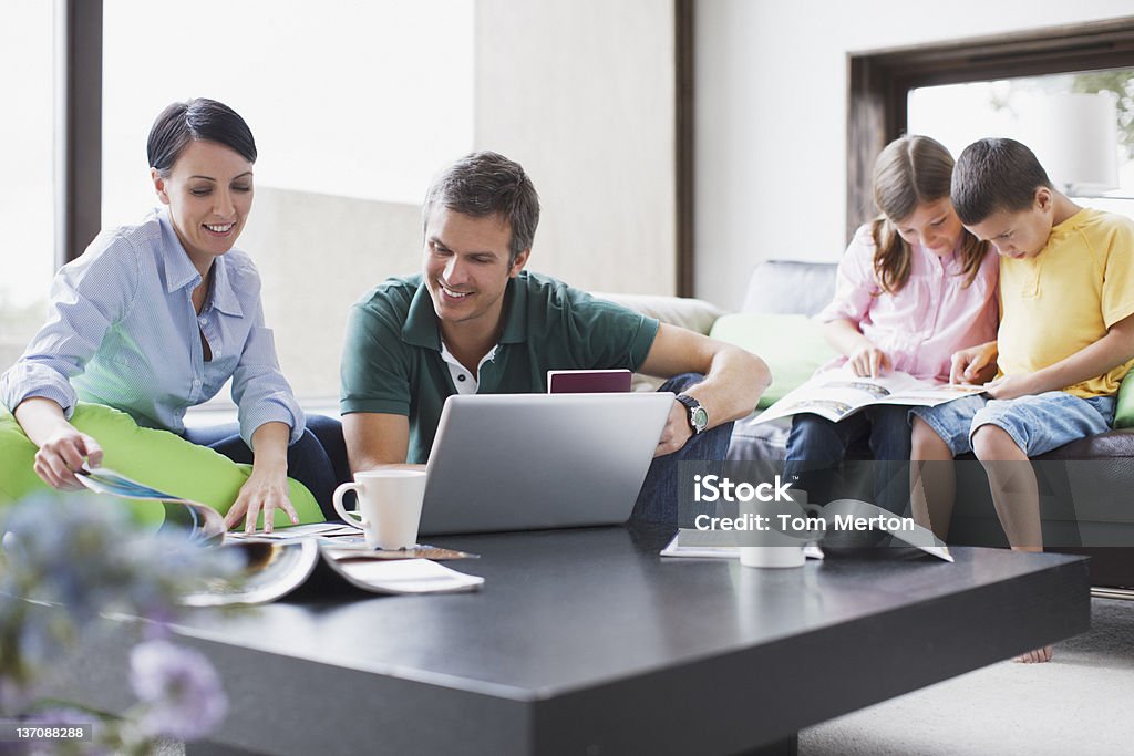 Famille détente ensemble dans la salle de séjour - Photo de Famille libre de droits