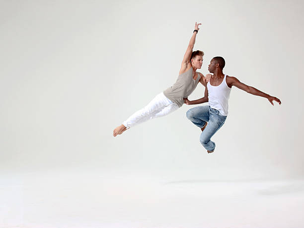 dois homens jovens em meados ar - modern dancing imagens e fotografias de stock