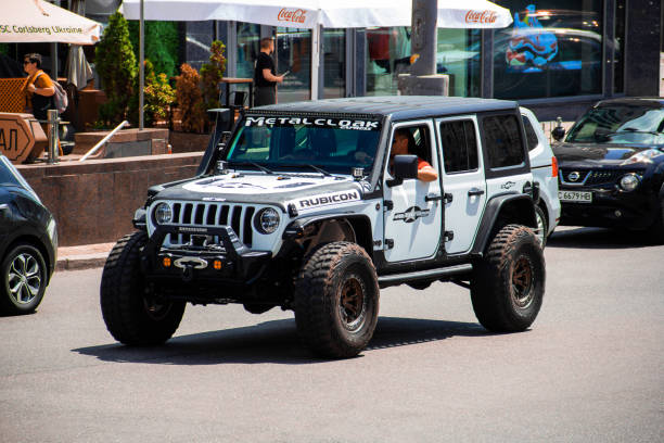 white jeep wrangler rubicon in the city - editorial sports utility vehicle car jeep imagens e fotografias de stock