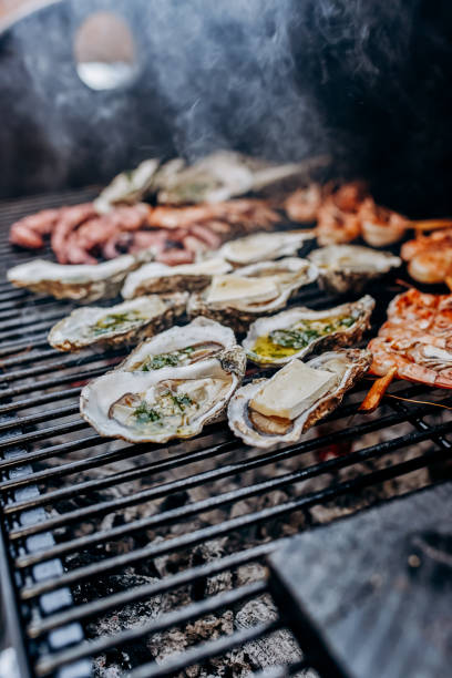 シーフードバーベキュー。タコ、牡蠣、アサリ、タイガーエビのグリルのコレクション - shrimp grilled prepared shrimp barbecue ストックフォトと画像