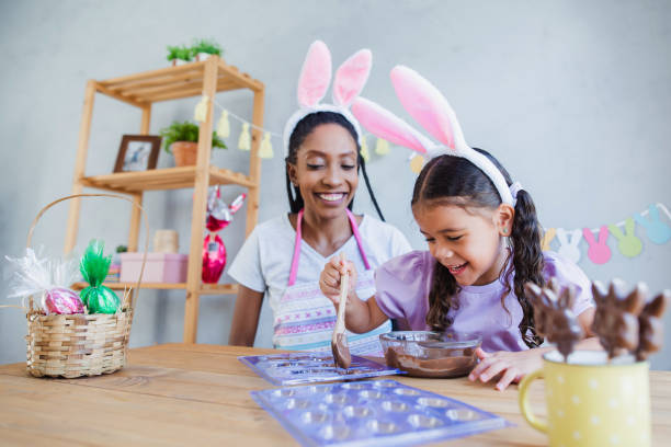 festeggiare la pasqua a casa - easter easter egg child chocolate foto e immagini stock