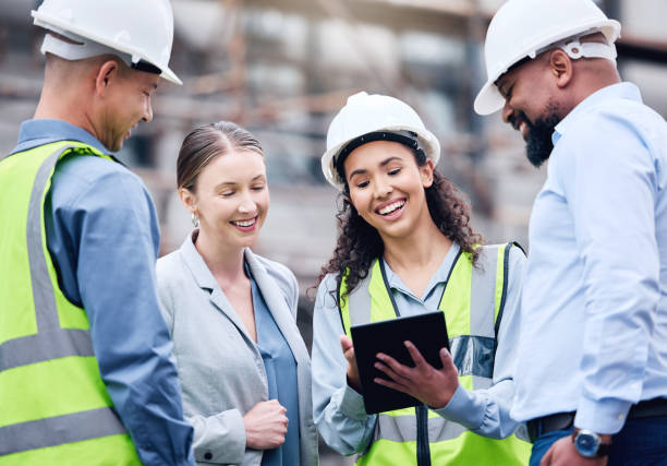 ujęcie grupy architektów korzystających z cyfrowego tabletu na placu budowy - architect female women construction zdjęcia i obrazy z banku zdjęć