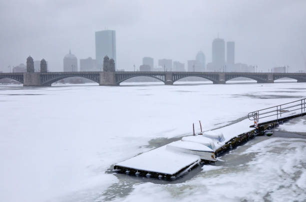 зима в бостоне, массачусетс - boston winter snow massachusetts стоковые фото и изображения