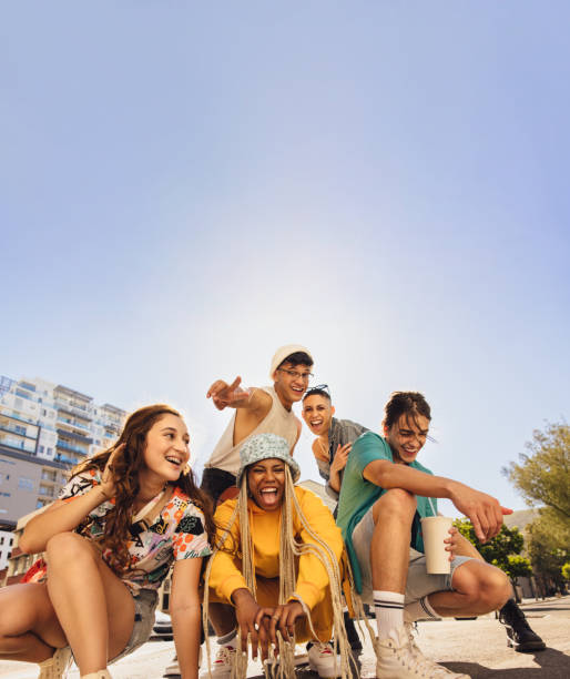 grupo diverso de amigos divirtiéndose en la ciudad - ocio fotografías e imágenes de stock