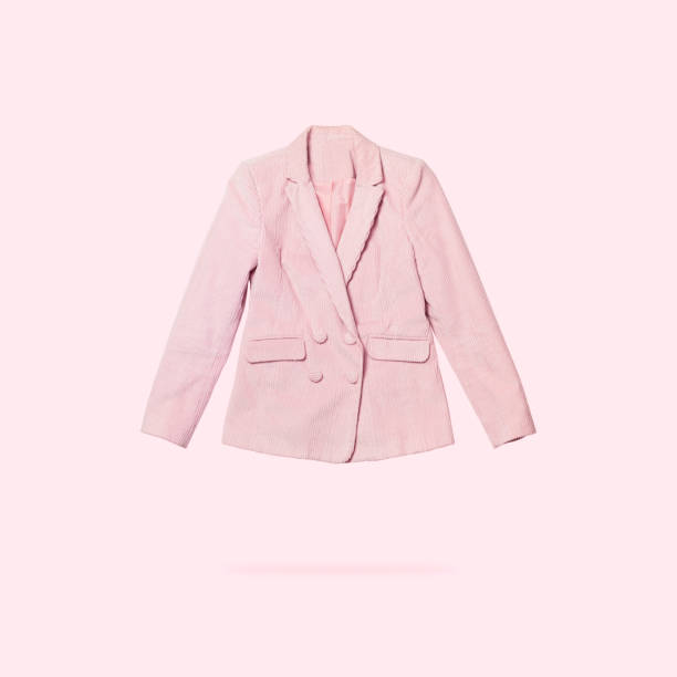 blazer rose volant à la mode pour femmes isolé sur fond rose clair. mode féminine, veste en tissu élégante. concept de vêtements créatifs. vêtements de printemps. une seule pièce de garde-robe, vente, réductions - corduroy jacket photos et images de collection