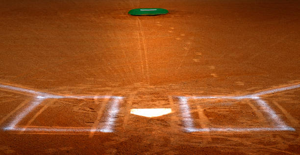 baseball homeplate batter box chalk line brown clay dirt - baseball base baseball diamond field foto e immagini stock
