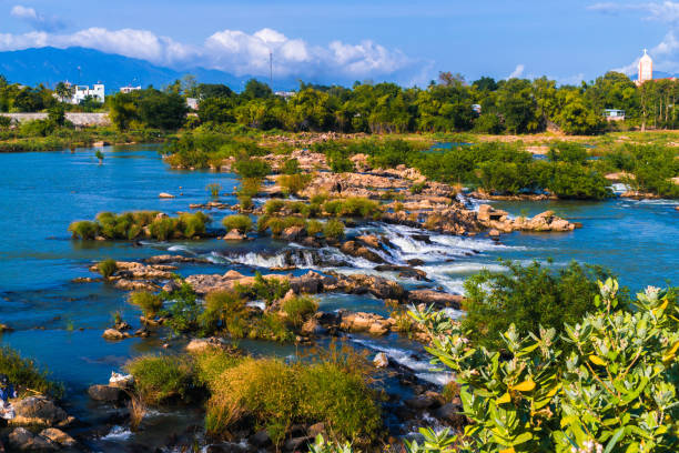 paysage naturel paisible à phan rang, vietnam. rapides d’une rivière qui coule sur des rochers pendant l’été. - phan rang photos et images de collection