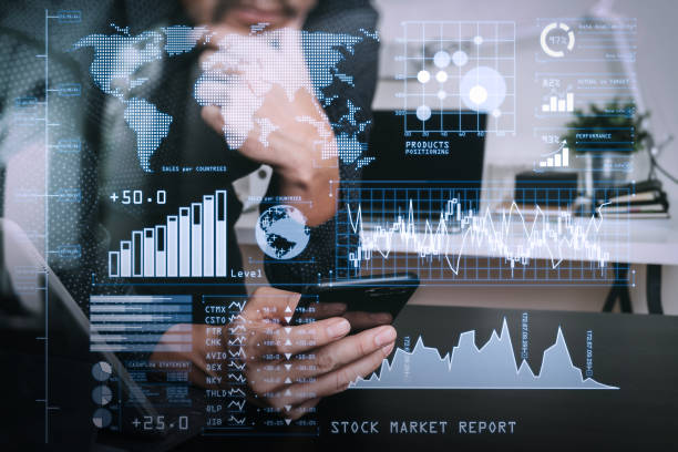 Investor analyzing stock market report and financial dashboard with business intelligence (BI), with key performance indicators (KPI).businessman,designer hand using smart phone,laptop, online banking payment communication. hombre de negocios, mano de diseñador usando teléfono inteligente, computadora portátil, tecnología de red de comunicación de pago de banca en línea 4.0, aplicación de sincronización de desarrollo de aplicaciones inalámbricas de internet, oficina