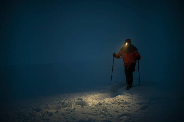 альпинизм в ночное время. - snowshoeing hiking mountain winter стоковые фото и изображения