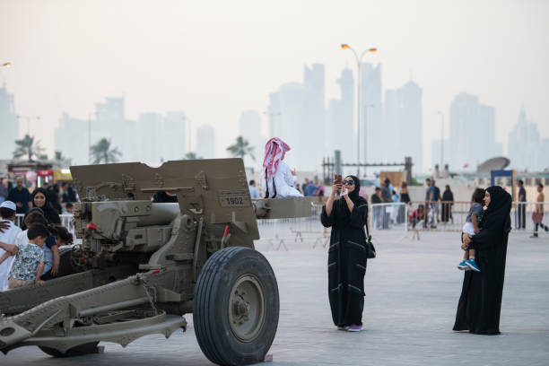 전통적인 복장을 입은 카타르 가족. - qatar doha family arabia 뉴스 사진 이미지