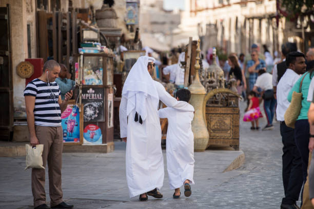 katarska rodzina w tradycyjnym stroju. - qatar doha family arabia zdjęcia i obrazy z banku zdjęć