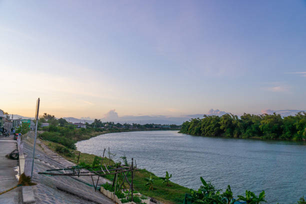 friedliche naturlandschaft in phan rang, vietnam mit fluss in der nähe des lam cam damms. - phan rang stock-fotos und bilder