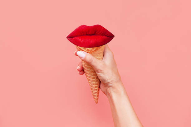 eiswaffeltüte mit roten lippen innen in einer weiblichen hand. zeitgenössische kunst. modernes design - lipstick kiss stock-fotos und bilder