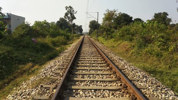 インドの農村部から通る鉄道線路 - non urban scene railroad track station day ストックフォトと画像
