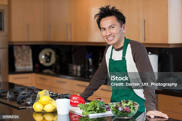 Foto de Homem Sorridente Usando Lotes Na Cozinha e mais fotos de stock de Adulto - Adulto, Alimentação Saudável, Armário