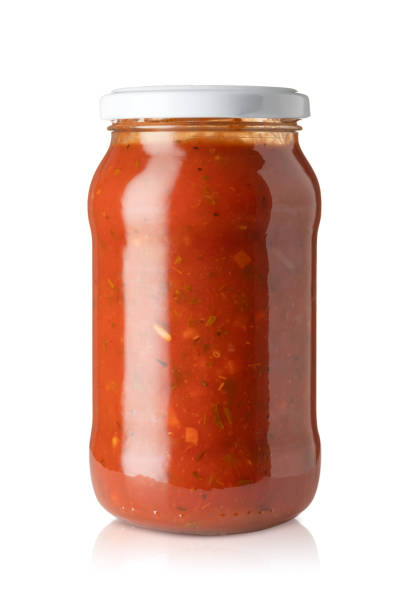 słoik z sosem pomidorowym na białym tle ze ścieżką przycinającą - tomato sauce jar zdjęcia i obrazy z banku zdjęć