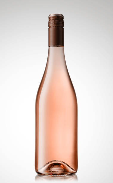 flasche roséwein, isoliert auf weißem hintergrund, mit reflexion. - roséwein stock-fotos und bilder