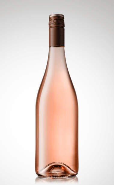 bottiglia di vino rosato, isolato su fondo bianco, con riflessi. - vino rosato foto e immagini stock