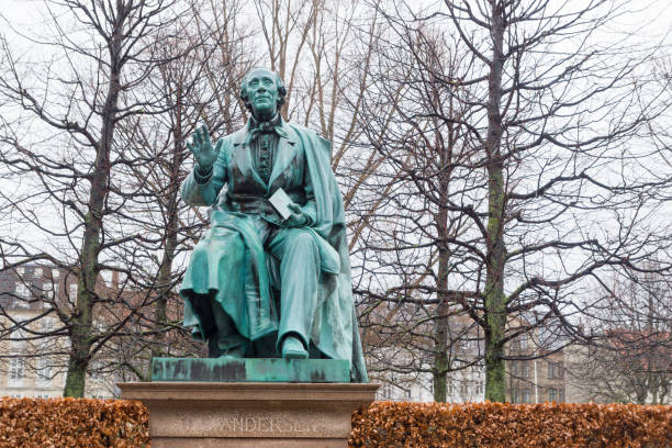 Statue of Hans Christian Andersen - Copenhagen Parc du Château de Rosenborg - Danemark hans christian andersen stock pictures, royalty-free photos & images