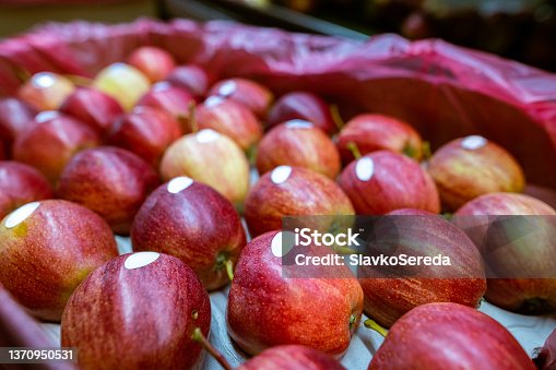istock Ripe juicy red apples with blank sticker labels in a cardboard box. 1370950531