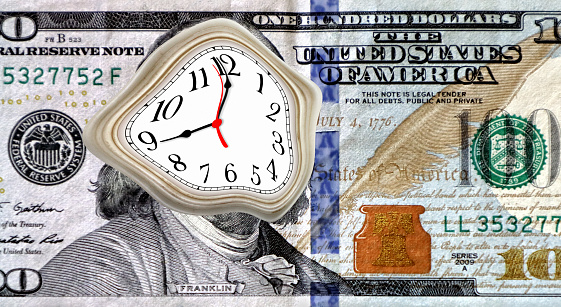 Concepto financiero y económico de esfera de reloj y dinero photo